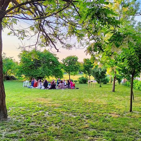 Ethno&Coffee House Tulip Bed & Breakfast Glozan Ngoại thất bức ảnh